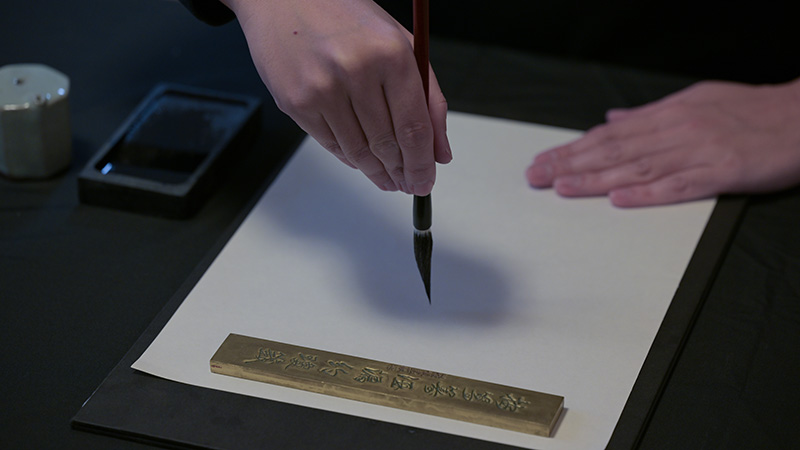 Woman in her 30s with no calligraphy experience
